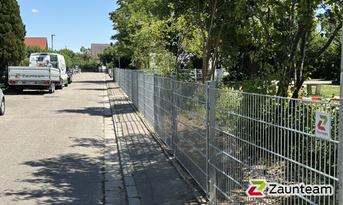 Doppelstabmatten schwer verzinkt mit Pfosten 40x60 verzinkt mit Abdeckleisten einbetoniert wurde in Aichach von Zaunteam Schwaben-Nord, Todtenweis im Jahr 2025 erstellt.