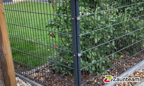 Doppelstabmatten schwer vorverzinkt und anthrazit beschichtet mit Pfosten 60 x 40 mit Abdeckleisten einbetoniert wurde in Leipzig von Zaunteam Leipzig, Leipzig im Jahr 2021 erstellt.