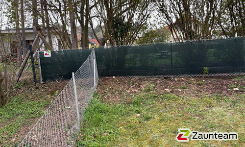 Diagonalgeflecht verzinkt mit Rohrpfosten verzinkt mit Fussplatte (DE und AT) wurde in Neufurth von Zaunteam Haunschmid, Ardagger im Jahr 2026 erstellt.