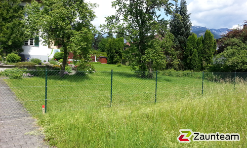 Diagonalgeflecht grün mit Rohrpfosten grün einbetoniert wurde in Kufstein von Zaunteam Tirol Unterland, Schwoich im Jahr 2014 erstellt.