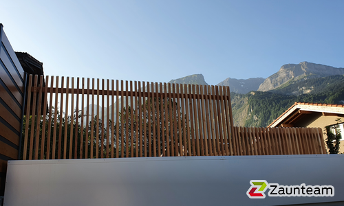 Holz Sichtschutz Lärche Natur Sargans wurde in Brienz von Zaunteam Berner Oberland, Ringgenberg im Jahr 2021 erstellt.