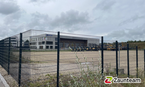Doppelstabmatten schwer feuerverzinkt und anthrazit beschichtet mit Pfosten 60 x 40 mit Abdeckleisten einbetoniert wurde in Achstetten von Zaunteam Oberschwaben, Obermarchtal im Jahr 2023 erstellt.