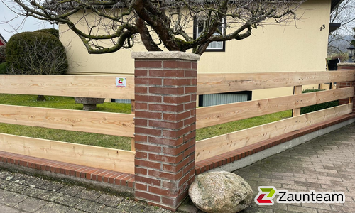 Bohlenzaun Lärche natur wurde in Bremke von Zaunteam Weser-Leine, Salzhemmendorf im Jahr 2023 erstellt.