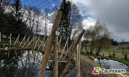Diagonalgeflecht anthrazit mit Robinienpfosten rund wurde in Maria Saal von Zaunteam Kärnten-Ost, Bodensdorf im Jahr 2025 erstellt.