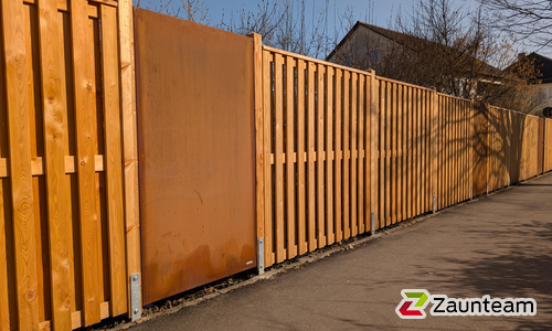 Lärchenzaun Holz vor die Pfosten mit Lärchenkantpfosten 90x90, H-Anker einbetoniert wurde in Gaildorf von Zaunteam Schwäbisch Hall, Schwäbisch Hall im Jahr 2024 erstellt.