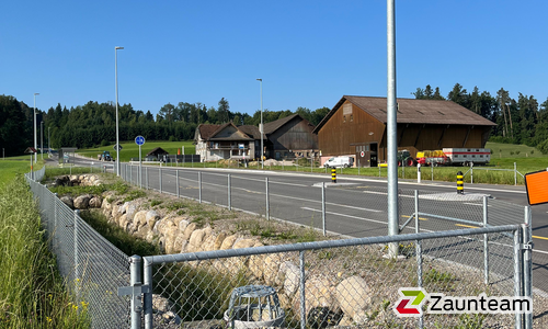Diagonalgeflecht verzinkt mit Rohrpfosten verzinkt einbetoniert wurde in Kirchberg SG von Zaunteam Appenzellerland, Wasserauen im Jahr 2025 erstellt.