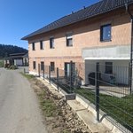 Doppelstabmatten schwer vorverzinkt und anthrazit beschichtet mit Pfosten 40x60 mit Abdeckleisten mit Fussplatte wurde in Bad Zell von Zaunteam Unteres-Mühlviertel, Bad Zell im Jahr 2026 erstellt.