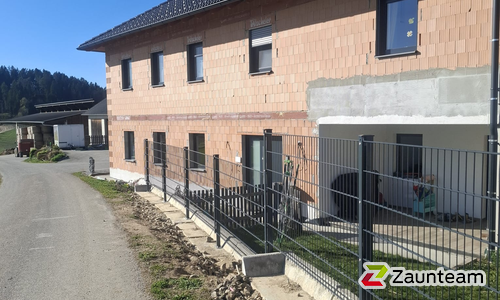 Doppelstabmatten schwer vorverzinkt und anthrazit beschichtet mit Pfosten 40x60 mit Abdeckleisten mit Fussplatte wurde in Bad Zell von Zaunteam Unteres-Mühlviertel, Bad Zell im Jahr 2026 erstellt.