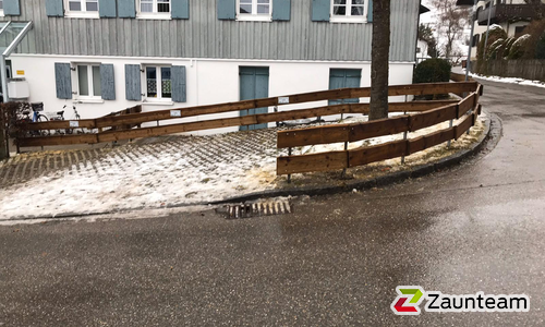 Bohlenzaun mit Tannenpfosten Vierkant grün und H-Anker wurde in Burgberg von Zaunteam Allgäu, Bad Hindelang - Unterjoch im Jahr 2019 erstellt.