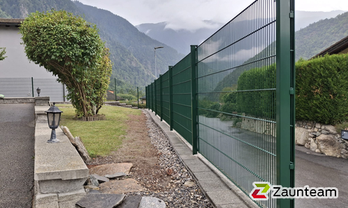 Doppelstabmatten leicht feuerverzinkt und grün beschichtet mit Pfosten 60 x 40 mit Abdeckleisten in Aussparung wurde in Les Valettes von Zaunteam Wallis, Niedergesteln im Jahr 2025 erstellt.