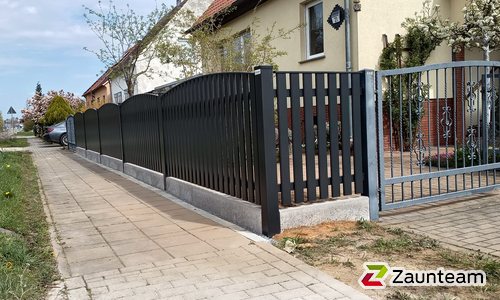 Classic Aluzaun RAL Standardfarbe / Aluminiumpfosten vierkant RAL Standardfarbe einbetoniert wurde in Sollnitz von Zaunteam Fläming, Coswig im Jahr 2026 erstellt.