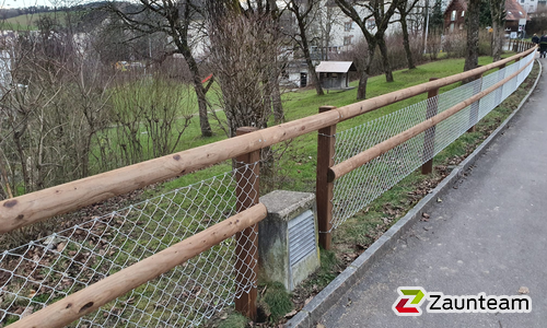 Halbrundlattenzaun mit Diagonalgeflecht verzinkt mit Lärchenkantpfosten braun wurde in St. Gallen von Zaunteam Appenzellerland, Wasserauen im Jahr 2020 erstellt.