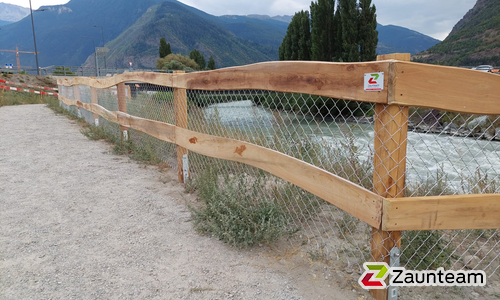 Ranchzaun (ungesäumte Bretter) mit Robinienpfosten wurde in Visp von Zaunteam Wallis, Niedergesteln im Jahr 2022 erstellt.