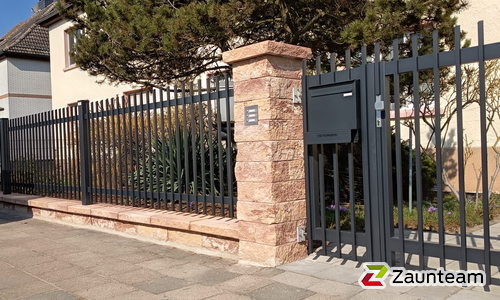 Staketen Aluzaun aufgeschraubt wurde in Dessau-Rosslau von Zaunteam Fläming, Coswig im Jahr 2026 erstellt.