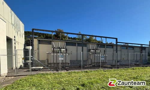 Diagonalgeflecht verzinkt mit Rohrpfosten verzinkt mit Fussplatte (CH) wurde in St. Gallen von Zaunteam Appenzellerland, Wasserauen im Jahr 2025 erstellt.