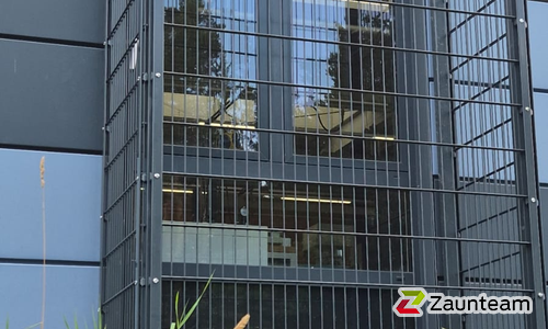 Doppelstabmatten schwer feuerverzinkt und anthrazit beschichtet mit Pfosten 60 x 40 mit Abdeckleisten einbetoniert wurde in St. Georgen von Zaunteam Breisgau, Waldkirch-Kollnau im Jahr 2026 erstellt.