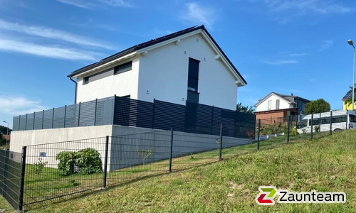 Doppelstabmatten schwer feuerverzinkt und anthrazit beschichtet mit Pfosten 60 x 40 mit Abdeckleisten einbetoniert wurde in Riedlingen von Zaunteam Oberschwaben, Obermarchtal im Jahr 2022 erstellt.