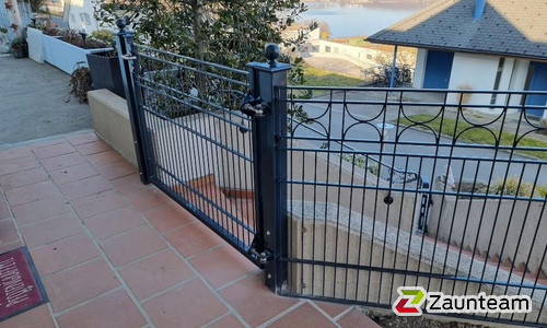 Decorzaun Bologna mit Decorzaun Pfosten einbetoniert wurde in Birrwil von Zaunteam Aargau, Egliswil im Jahr 2022 erstellt.