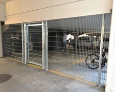 Doppelstabmatten schwer verzinkt mit Pfosten 40x60 verzinkt mit Abdeckleisten mit Fussplatte wurde in Zürich von Zaunteam Zürich, Dietikon im Jahr 2025 erstellt.