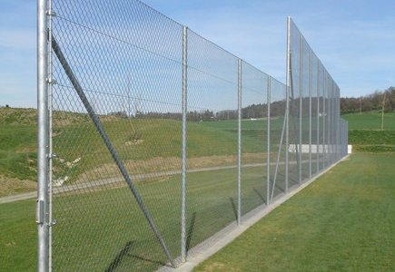 Ballfang Diagonal verzinkt / Rohrpfosten verzinkt wurde in Frauenfeld von Zaunteam Thurgau AG, Felben im Jahr 2012 erstellt.