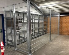 Doppelstabmatten schwer verzinkt mit Pfosten 40x60 verzinkt mit Abdeckleisten mit Fussplatte wurde in Schlieren von Zaunteam Zürich, Dietikon im Jahr 2025 erstellt.