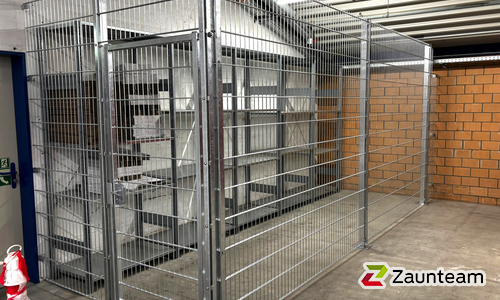 Doppelstabmatten schwer verzinkt mit Pfosten 40x60 verzinkt mit Abdeckleisten mit Fussplatte wurde in Schlieren von Zaunteam Zürich, Dietikon im Jahr 2025 erstellt.