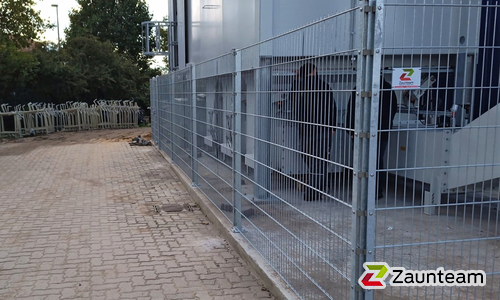 Doppelstabmatten leicht verzinkt mit Pfosten 40x60 verzinkt mit Abdeckleisten mit Fussplatte wurde in Dessau-Rosslau von Zaunteam Fläming, Coswig im Jahr 2021 erstellt.