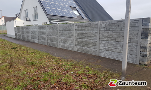 Betonzaun mit Antikstein Optik wurde in Großostheim von Zaunteam Westfranken, Eichenbühl im Jahr 2019 erstellt.