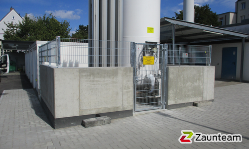 Doppelstabmatten schwer verzinkt mit Pfosten 40x60 verzinkt mit Abdeckleisten mit Fussplatte wurde in Buchloe von Zaunteam Ammersee, Hofstetten im Jahr 2023 erstellt.