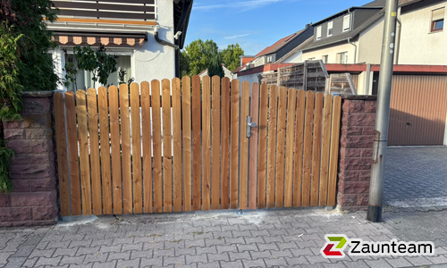 Holz Sichtschutztor 2-flüglig wurde in Dietzenbach von Zaunteam Main-Kinzig, Langenselbold im Jahr 2026 erstellt.