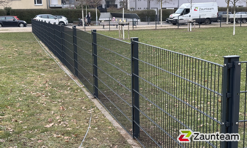 Doppelstabmatten schwer feuerverzinkt und anthrazit beschichtet mit Pfosten 60 x 40 mit Abdeckleisten einbetoniert wurde in Frankfurt am Main von Zaunteam Main-Kinzig, Langenselbold im Jahr 2025 erstellt.