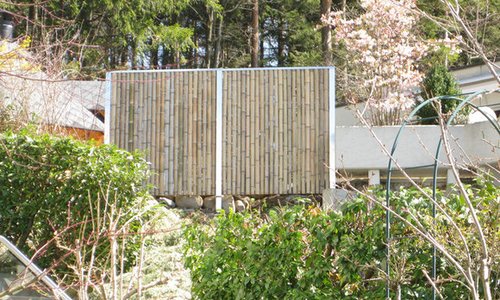 Sichtschutz Bambus Chiang-Mai / Stahlpfosten mit Edelstahlabdeckung einbetoniert wurde in Augwil von Zaunteam Neftenbach, Neftenbach erstellt.