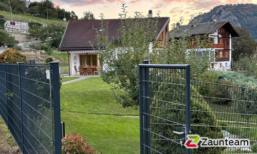 Doppelstabmatten schwer feuerverzinkt und anthrazit beschichtet mit Pfosten 60 x 40 mit Abdeckleisten einbetoniert wurde in Vex von Zaunteam Wallis, Niedergesteln im Jahr 2024 erstellt.