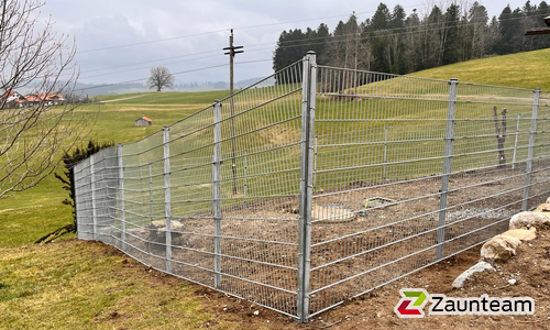 Doppelstabmatten schwer Standardfarbe mit Pfosten 40x60 Standardfarbe mit Bügel einbetoniert wurde in Weiler-Simmerberg von Zaunteam Allgäu, Bad Hindelang - Unterjoch im Jahr 2023 erstellt.