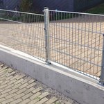 Doppelstabmatte schwer verzinkt mit Pfosten Vario verzinkt mit Fussplatte wurde in LG Großbreitenbach von Zaunteam Thüringer Wald, Katzhütte im Jahr 2025 erstellt.