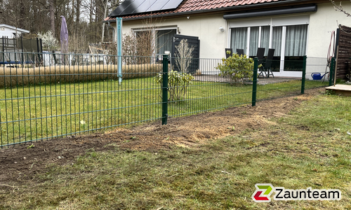 Doppelstabmatten leicht feuerverzinkt und grün beschichtet mit Pfosten Vario einbetoniert wurde in Eggesin von Zaunteam Pasewalk, Pasewalk im Jahr 2026 erstellt.