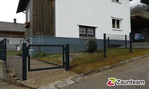 Doppelstabmatten schwer feuerverzinkt und anthrazit beschichtet mit Pfosten 60 x 40 mit Abdeckleisten einbetoniert wurde in Immenstadt von Zaunteam Allgäu, Bad Hindelang - Unterjoch im Jahr 2020 erstellt.