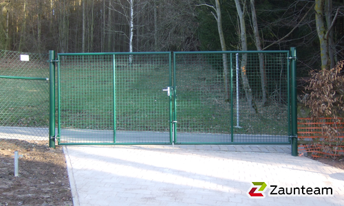Rohrrahmentor Gitter eingeschweisst / Rohrrahmentor wurde in Striegistal von Zaunteam Mittelsachsen, Roßwein im Jahr 2017 erstellt.