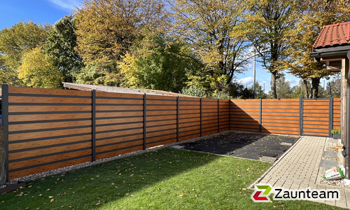 Alu Varioprofil glatt mit Zwischenfüllung breit mit Aluminiumpfosten vierkant 85 x 85 mm einbetoniert wurde in Feldkirchen von Zaunteam München-Ost, Forstinning im Jahr 2024 erstellt.