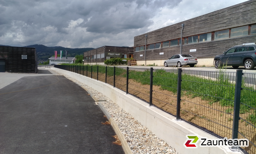 Doppelstabmatten leicht vorverzinkt und anthrazit beschichtet mit Pfosten 40x60 mit Bügel mit Fussplatte wurde in Hartberg  von Zaunteam Oststeiermark, Grafendorf bei Hartberg im Jahr 2026 erstellt.
