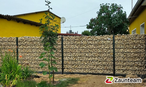 Gabionen mit vierkant Stahlpfosten wurde in Dobritz von Zaunteam Fläming, Coswig im Jahr 2024 erstellt.