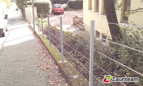 Drahtzaun verzinkt mit T-Stahlpfosten verzinkt in Aussparung wurde in Springe von Zaunteam Weser-Leine, Salzhemmendorf im Jahr 2021 erstellt.