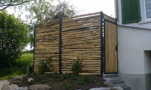 Holz Sichtschutz wurde in Wetzikon von Zaunteam Zürich Oberland GmbH, Gutenswil im Jahr 2017 erstellt.