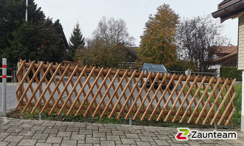 Kreuzzaun mit T-Stahlpfosten verzinkt einbetoniert wurde in Appenzell von Zaunteam Appenzellerland, Wasserauen im Jahr 2023 erstellt.