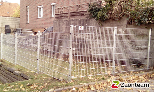 Doppelstabmatten leicht verzinkt mit Pfosten Vario verzinkt einbetoniert wurde in Salzhemmendorf von Zaunteam Weser-Leine, Salzhemmendorf im Jahr 2019 erstellt.