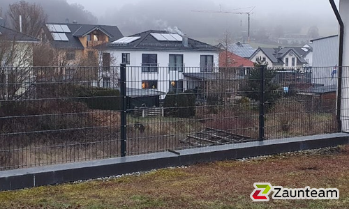 Doppelstabmatten schwer feuerverzinkt und anthrazit beschichtet mit Pfosten 60 x 40 mit Abdeckleisten mit Fussplatte wurde in Steinheim von Zaunteam Ulm, Lonsee im Jahr 2025 erstellt.