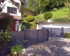 Aluminium Tor 2-flüglig wurde in Uetikon am See von Zaunteam Zürich Oberland, Gutenswil im Jahr 2025 erstellt.