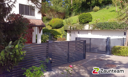 Aluminium Tor 2-flüglig wurde in Uetikon am See von Zaunteam Zürich Oberland, Gutenswil im Jahr 2025 erstellt.