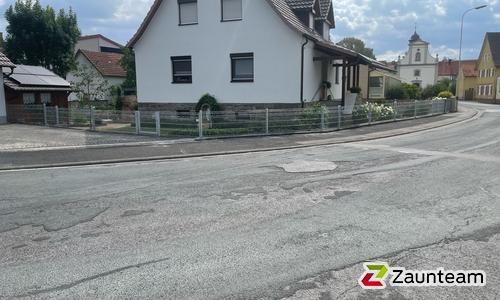 Deko-Doppelstabmatten Wiesbaden verzinkt mit Pfosten 40x60 verzinkt mit Abdeckleisten in Aussparung wurde in Dürnhof von Zaunteam Main-Rhön, Euerdorf im Jahr 2026 erstellt.