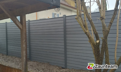 BPC Sichtschutz Eldrum Aluminiumpfosten 70 x 70 mm einbetoniert wurde in Brugg von Zaunteam Aargau, Egliswil im Jahr 2026 erstellt.